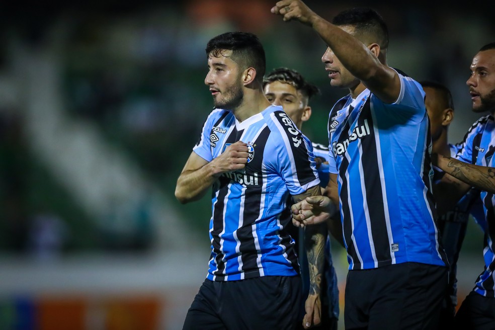 Villasanti e Diego Souza em vitória do Grêmio — Foto: Lucas Uebel/Grêmio