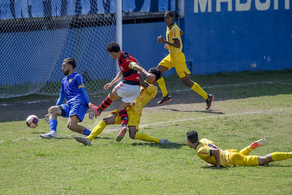 Daniel Cabral chuta forte para empatar a partida para o Flamengo — Foto: Marcelo Cortes / Flamengo