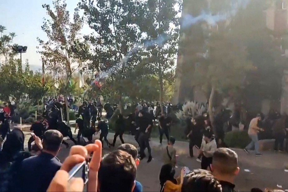 Polícia lança bombas de gás contra manifestantes durante protesto em Teerã