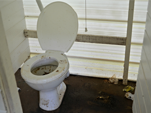 Banheiros de abrigo em Rio Branco ficaram obstruídos devido a problema de falta de água (Foto: Aline Nascimento/G1)