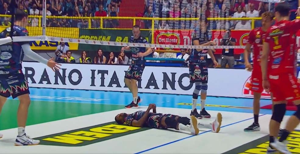 Wilfredo León bate com a cabeça e fica desacordado em jogo do Italiano — Foto: Reprodução