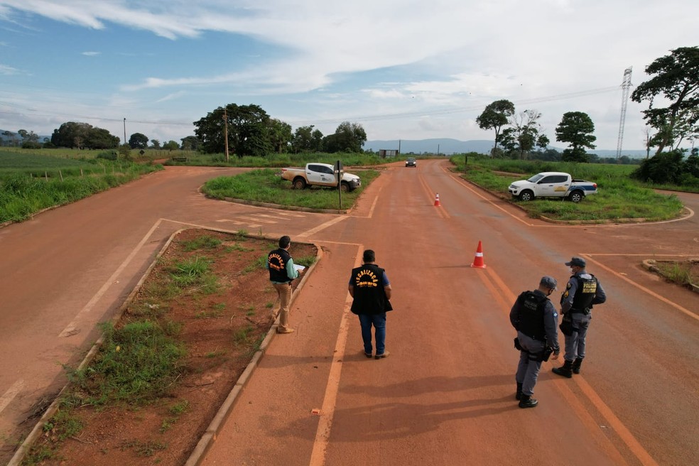 Motorista foi parado por uma fiscalização volante realizada por equipes do Gefron e PM — Foto: Indea/Divulgação