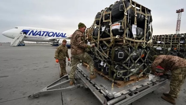 Soldados ucranianos recebem armamentos enviados pelos EUA (Foto: SERGEI SUPINSKY/GETTY IMAGES via BBC)