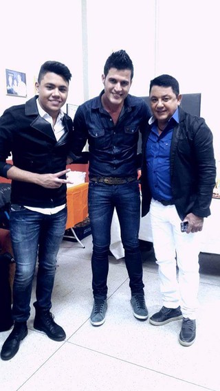 Fabiano Martins entre o cantor Felipe Araújo e João Reis, irmão e pai de Cristiano Araújo (Foto: Reprodução/Facebook) Fabiano Martins entre o cantor Felipe Araújo e João Reis, irmão e pai de Cristiano Araújo (Foto: Reprodução/Facebook)