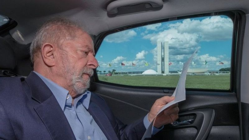 BBC Condenação no âmbito da Lava Jato impediu Lula de disputar as eleições presidenciais em 2018. (Foto: Reuters via BBC)