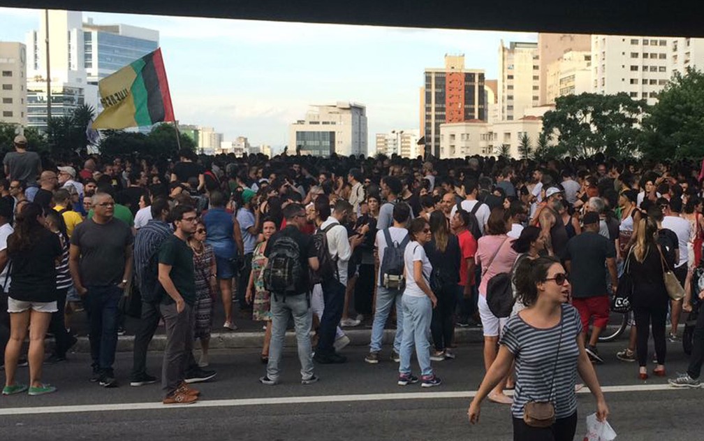 Manifestantes fazem ato em São Paulo em homenagem à vereadora Marielle Franco, morta a tiros no Rio (Foto: Lívia Machado/G1)