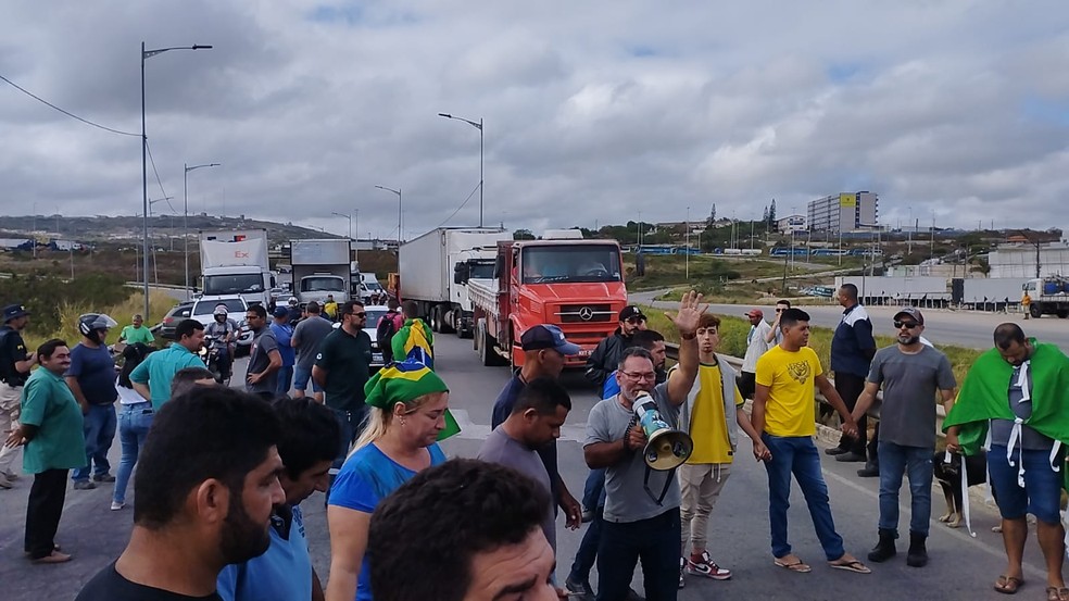 Manifestantes na BR-104, em Caruaru — Foto: Herton Alves/TV Asa Branca
