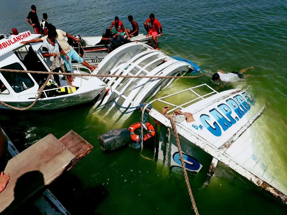 Barco que naufragou no Rio Xingu, no Pará, na noite do dia 22 de agosto (Foto: Paulo Cardoso Vieira / Arquivo Pessoal)
