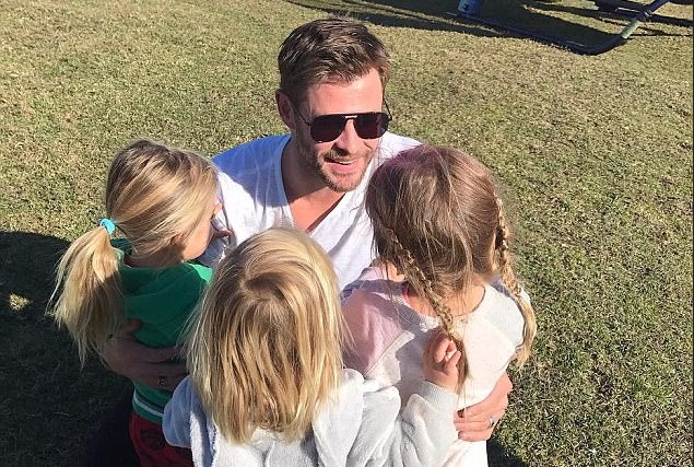 Chris Hemsowrth e os filhos (Foto: Instagram)