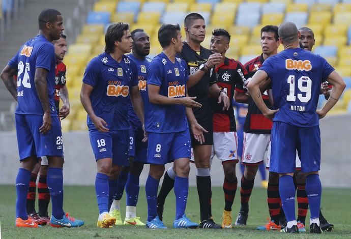 Jogadores do Cruzeiro reclamam (Foto: Marcelo Regua / Light Press)