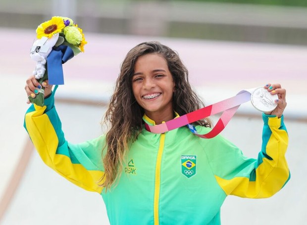 A skatista Rayssa Leal também exibiu a medalha de prata e o buquê olímpico após a competição (Foto:  Wander Roberto / COB / Divulgação)
