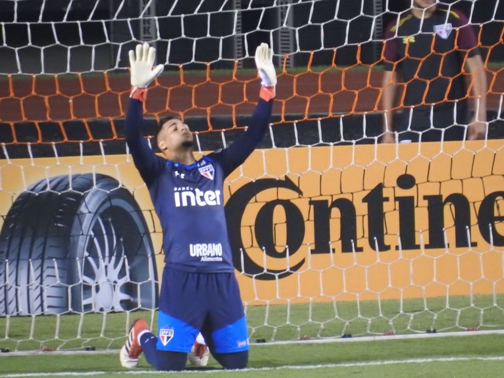 Jean se benze antes de estrear pelo São Paulo (Foto: Marcelo Hazan)