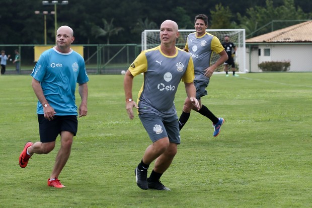Caio Ribeiro jogou partida de futebol com os amigos em Mogi das Cruzes (Foto: Marcos Ribas/Brazil News)