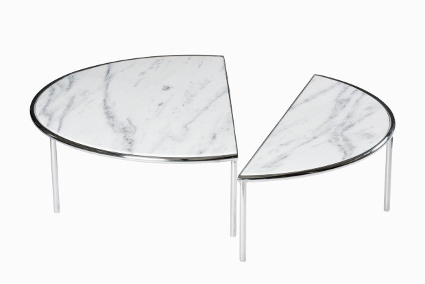 Mesa Partidas, de aço inox e mármore, 45 x 45 x 50 cm. R$ 2.800 (Foto: Divulgação)