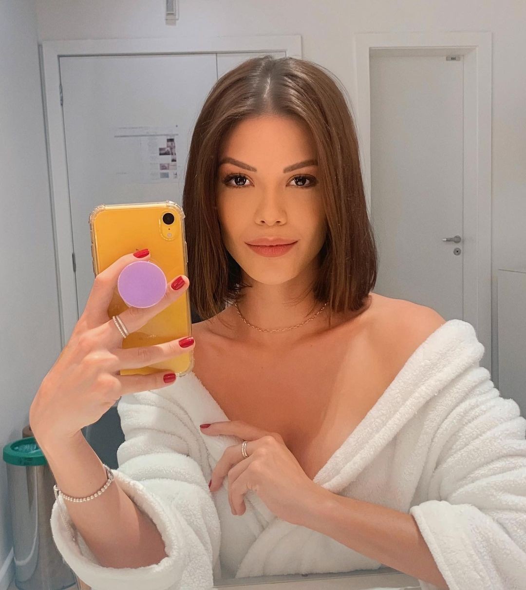 De roupão, Vitória Strada faz selfie no espelho direto do camarim do Projac (Foto: Reprodução/Instagram)