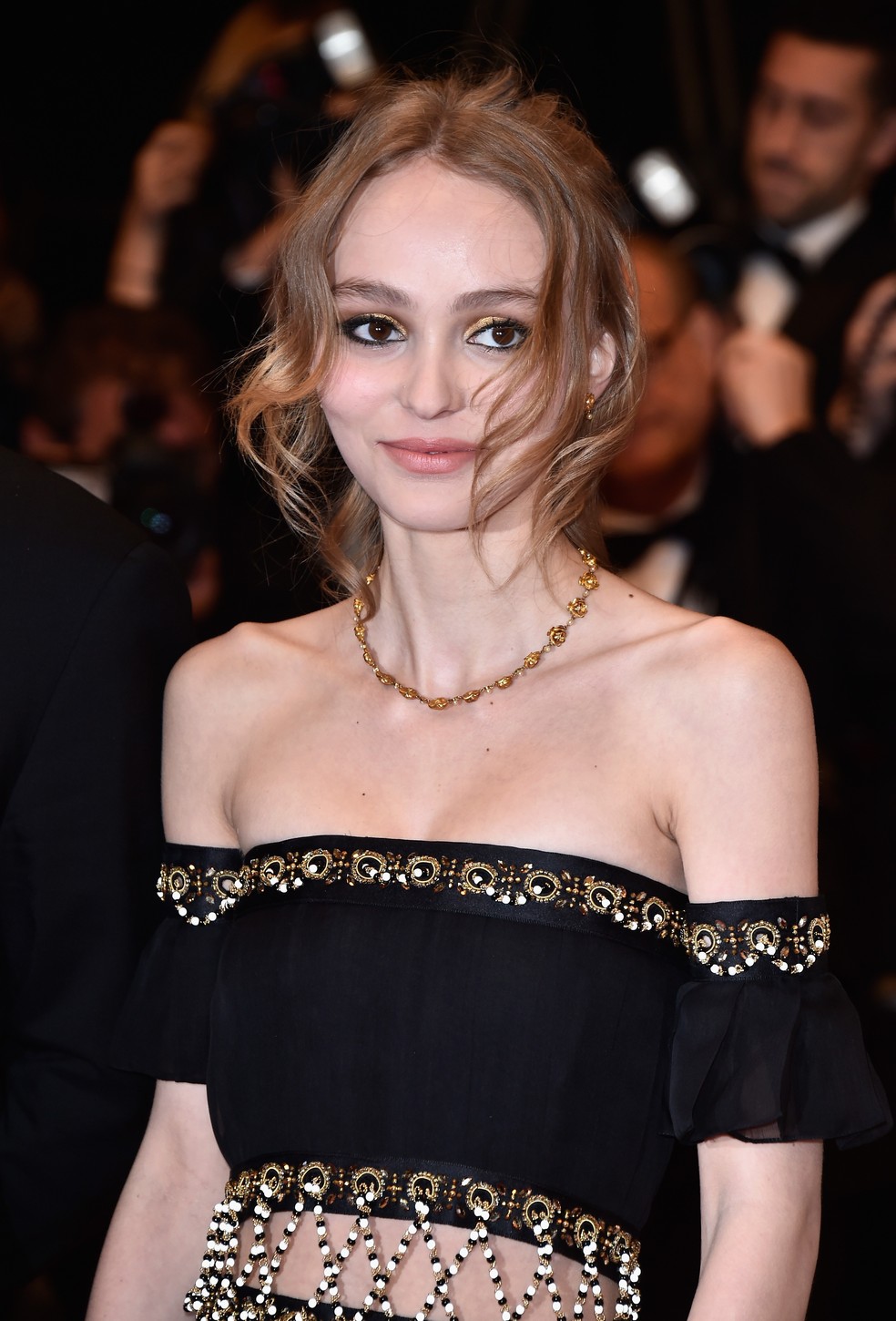 Lily Rose Depp, filha de Johnny Depp, estreia (magérrima) no