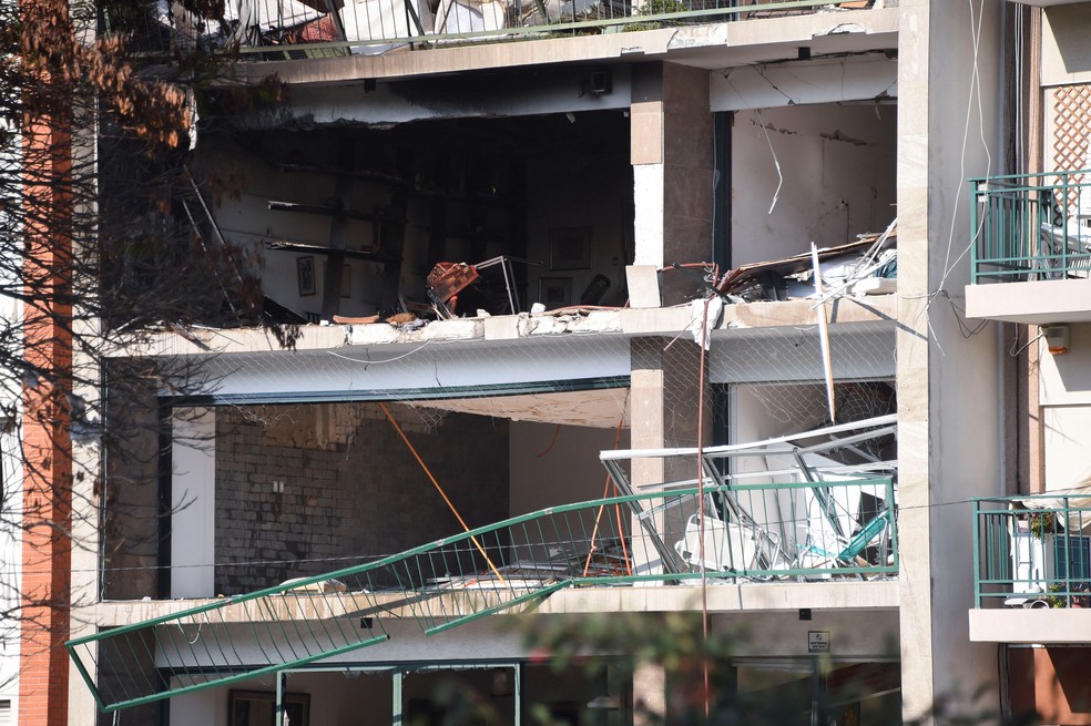 Detalhe de prédio no centro de Montevidéu, no Uruguai, após explosão em apartamento de terceiro andar, em 22 de julho de 2022 — Foto: Dante Fernandez/Reuters