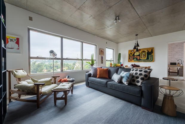 Apartamento de 70 m² reúne estilos diferentes em um só décor (Foto: Paulo Brenta/Divulgação)