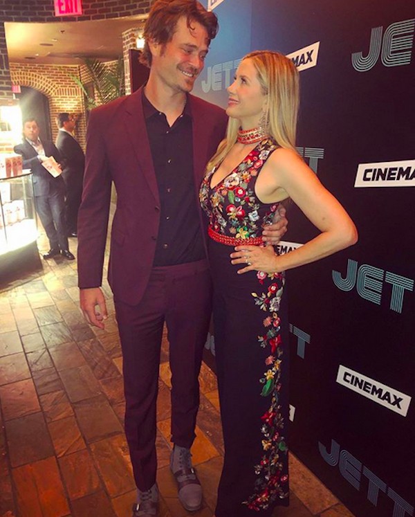 A atriz Mira Sorvino com o marido (Foto: Instagram)
