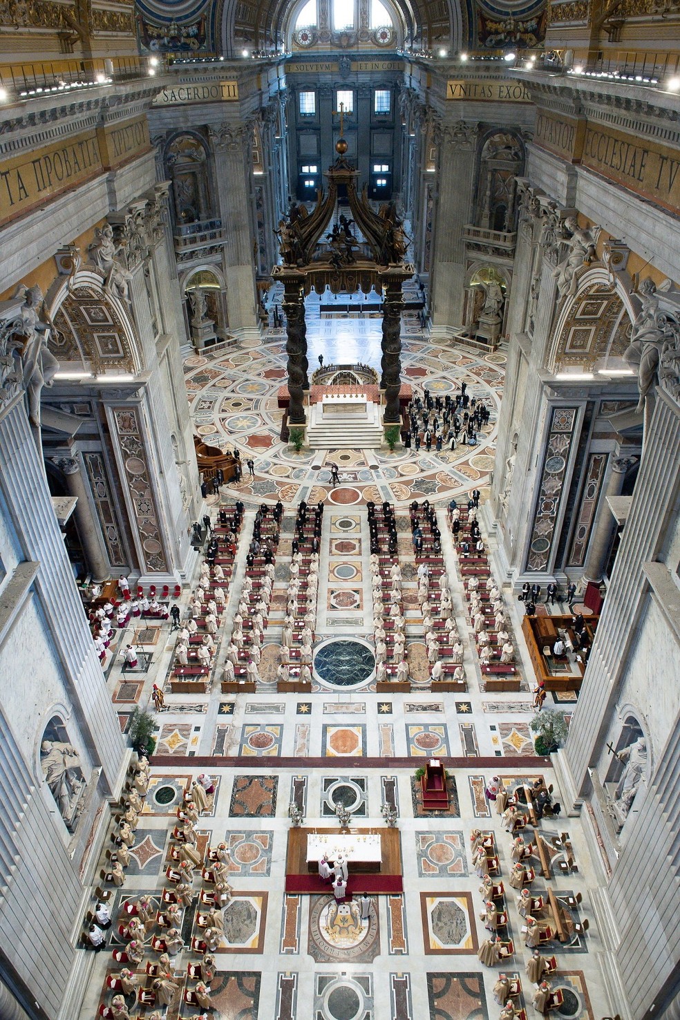 Imagem interior da Basílica de São Pedro, em 1º de abril, durante a celebração da Semana Santa no Vaticano — Foto: Vatican Media/Reuters
