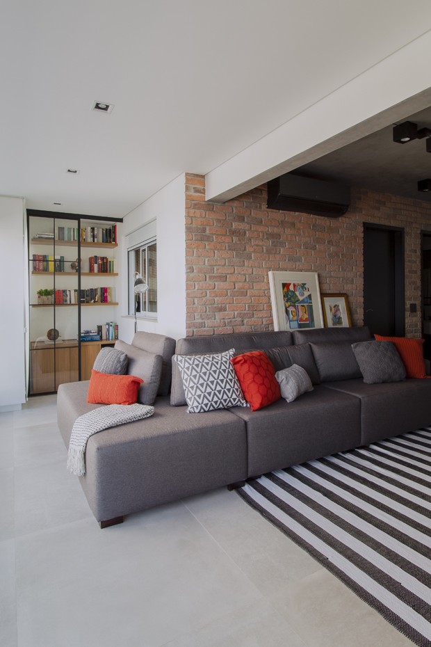 48 m² com tijolinhos, estilo industrial e tons de cinza para um jovem solteiro  (Foto:  Pedro Altheman)