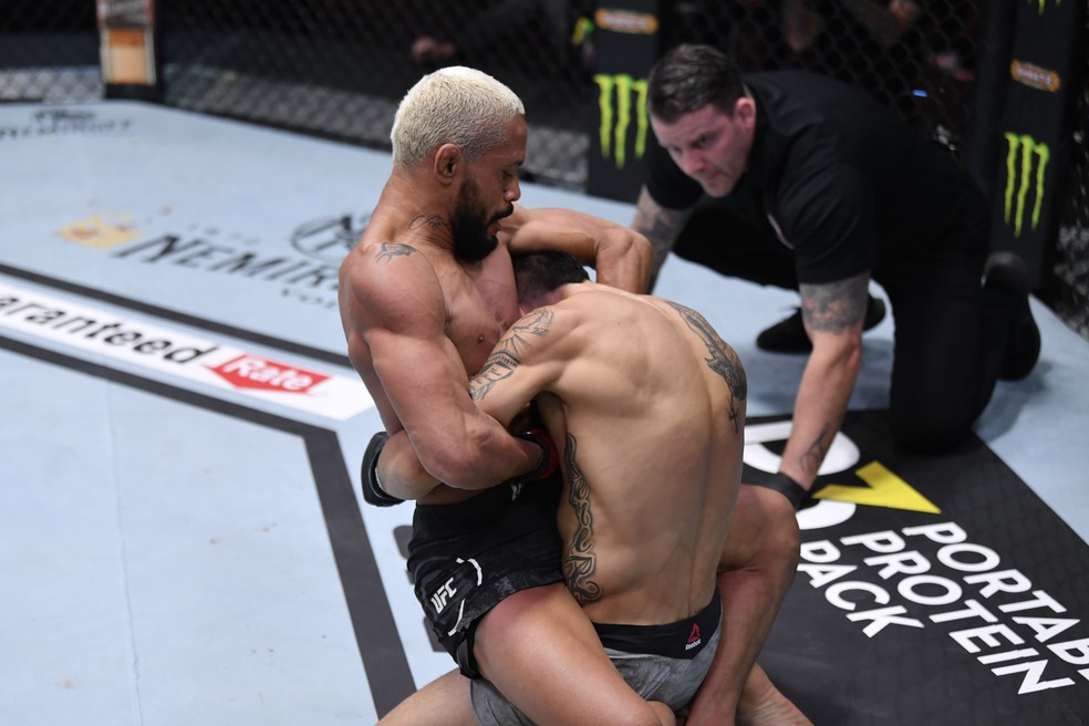 Deiveson Figueiredo finalizou Alex Perez no UFC 255 — Foto: Getty Images