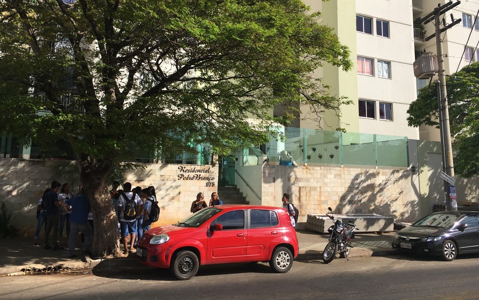Adolescente é apreendido suspeito de matar vizinha de 14 anos no Jardim América (Foto: Paula Resende/G1)