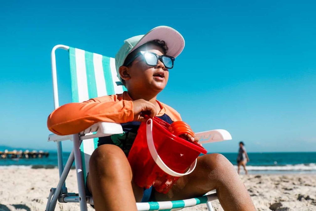 Momento de diversão com os brinquedos na praia — Foto: Tiago Ghizoni/ NSC 