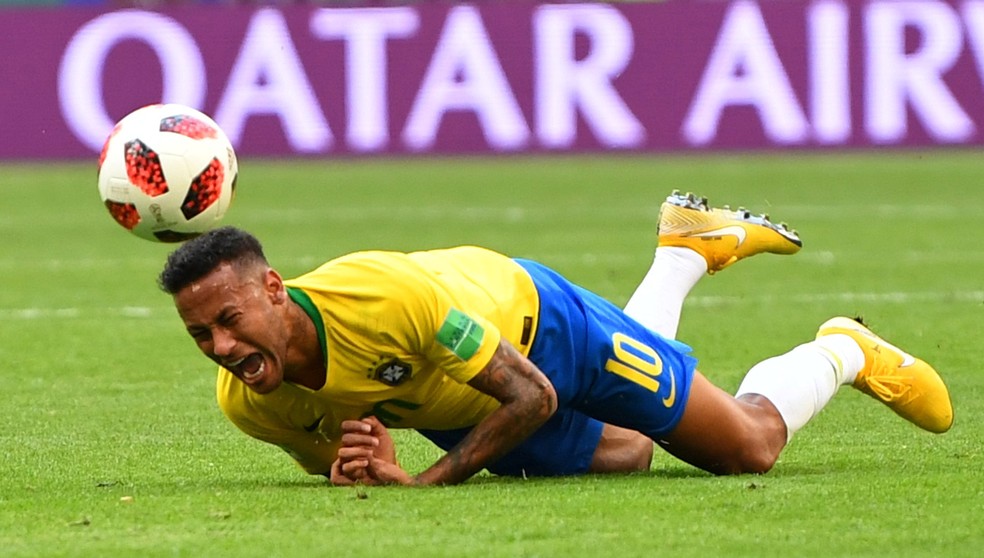 Reações de Neymar após faltas viraram alvo de críticas (Foto: REUTERS/Dylan Martinez)