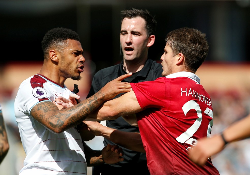 Andre Gray, do Burnley, discute com Pirmin Schwegler, do Hannover, durante a partida (Foto: Reuters)