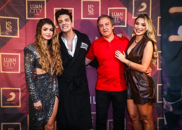 Luan Santana posou com Izabela Cunha, seu pai, Amarildo, e a irmã, Bruna, antes de show (Foto: Manuela Scarpa/Brazil News)