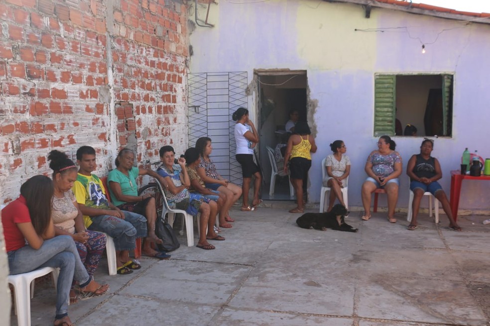 Amigos e familiares se despediram de Carla Pereira durante velÃ³rio  (Foto: Roberto Araujo/G1 PI)