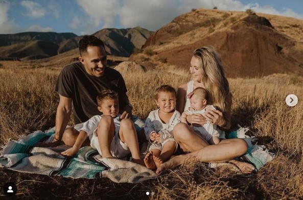 Alexa PenaVega, o marido Carlos e os três filhos (Foto: Reprodução/Instagram)