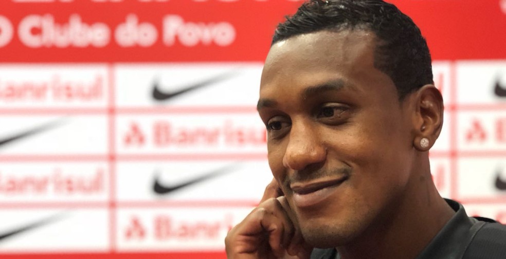 Edenílson tem muita moral no Inter depois de definir o Gre-Nal — Foto: Diego Guichard / GloboEsporte.com