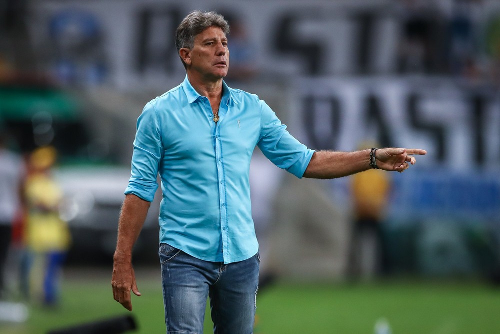 Técnico do Grêmio doa uma tonelada de alimentos a ONG