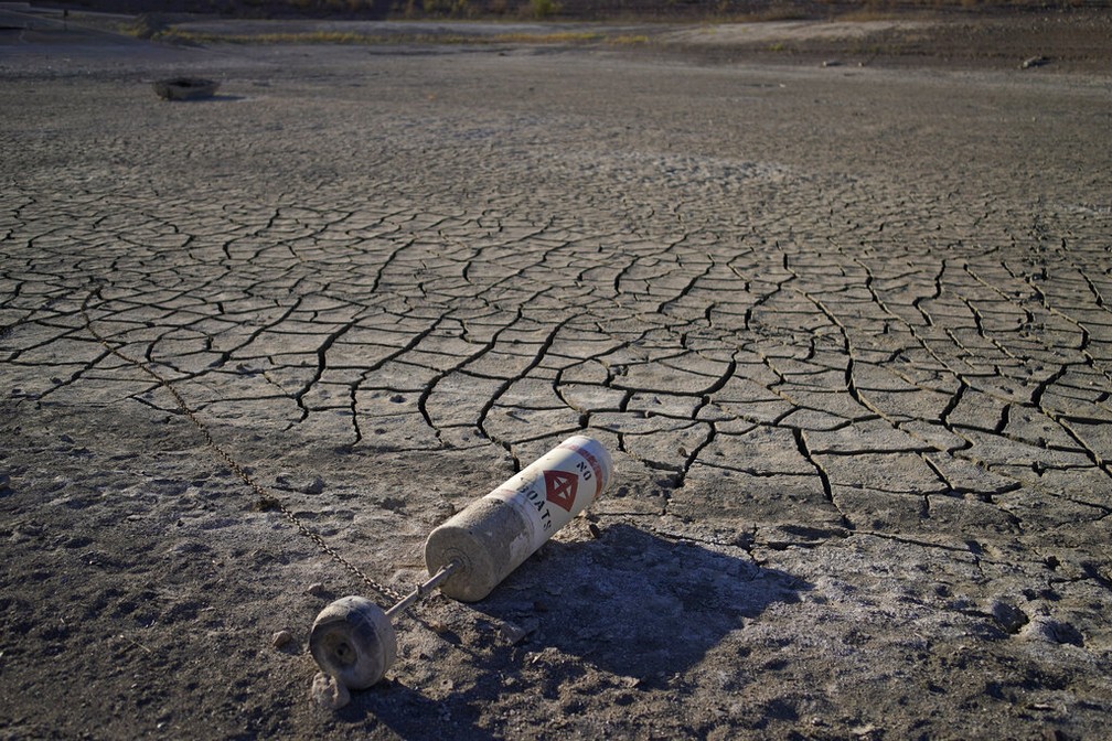 Fundo do lago em Las Vegas durante seca — Foto: John Locher/AP