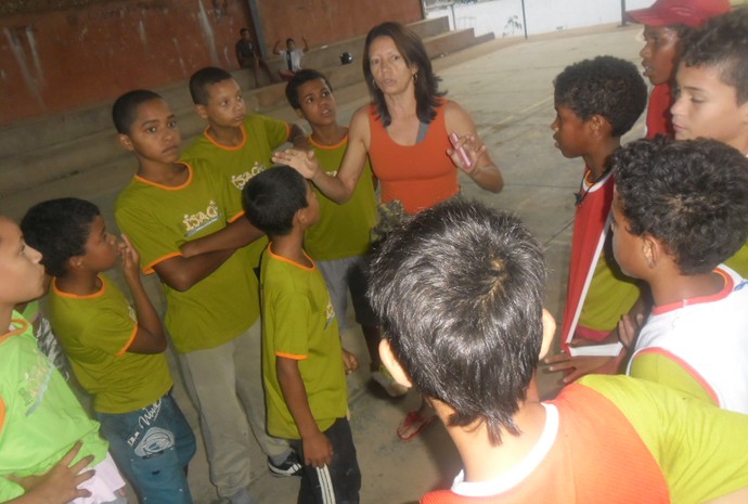 Maria Luci coordenando atividades para as crianças assistidasd pelo Projeto Isaac de Montes Claros. (Foto: Odete Aquino)