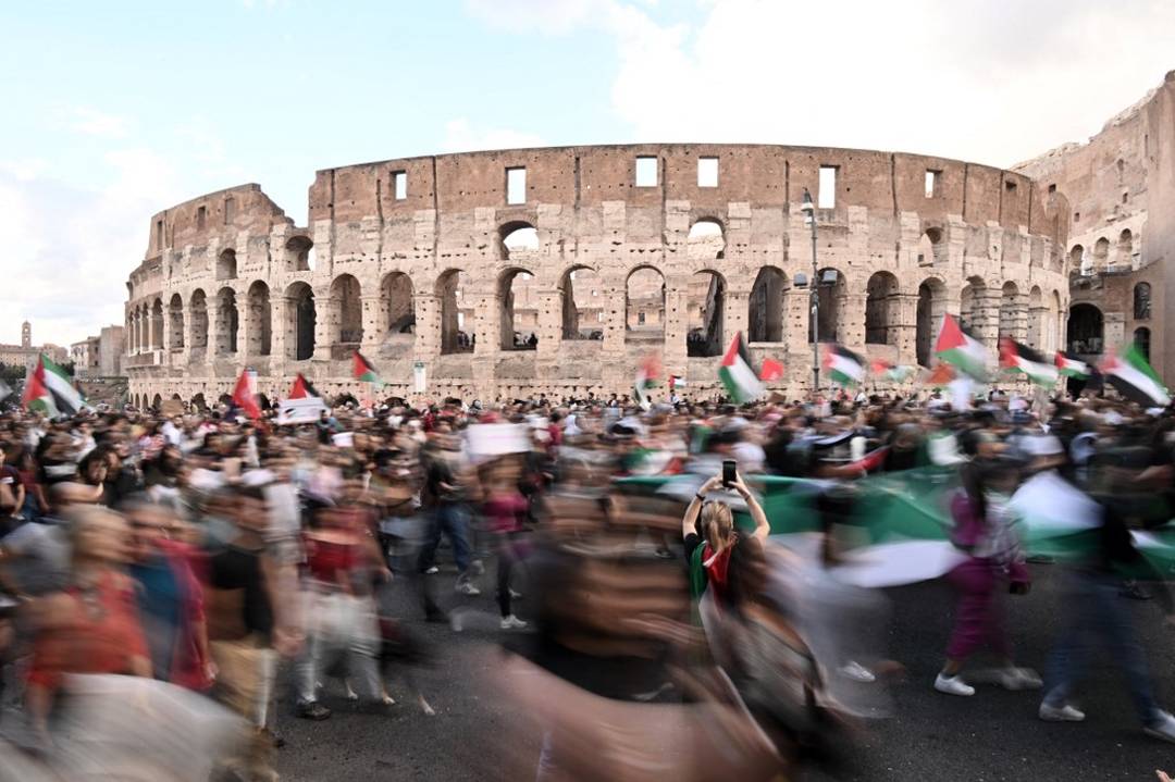Apoiadores pr-Palestinos passam pelo antigo Coliseu enquanto pedem um cessar-fogo