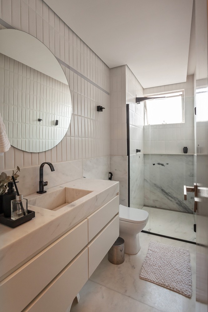 BANHEIRO | A paleta clássica de branco e preto segue o tradicional no banheiro, sem maiores intervenções de cor (Foto: Divulgação / Henrique Queiroga)