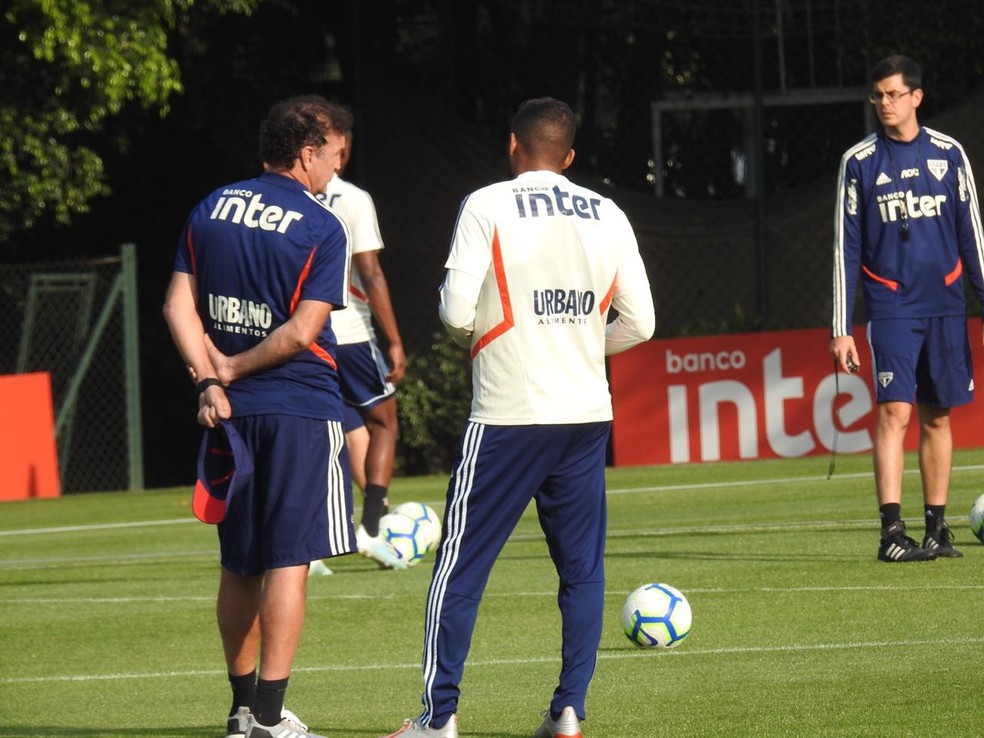 Cuca e Reinaldo conversam no treino do SÃ£o Paulo â€” Foto: Marcelo Hazan