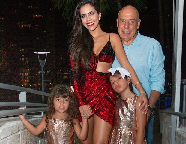 De look vermelho brilhante, Dani Albuquerque comemora aniversário em Miami - Quem | QUEM News