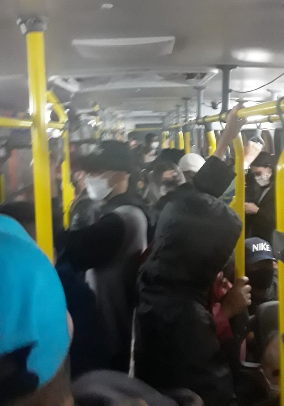 Passageiros lotam &ocirc;nibus da linha que liga Taia&ccedil;upeba ao Centro de Mogi das Cruzes &mdash; Foto: Ver&ocirc;nica Paula Gon&ccedil;alves Pereira/ Arquivo Pessoal