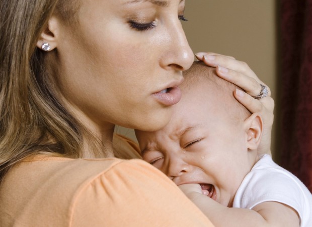 Bebê chorando; mãe; colo (Foto: Thinkstock)