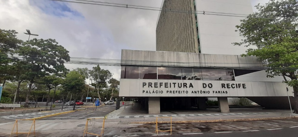 Polícia Federal faz buscas no edifício sede da prefeitura do Recife, nesta quarta-feira (16), onde fica a Secretaria de Saúde — Foto: Elvys Lopes/TV Globo