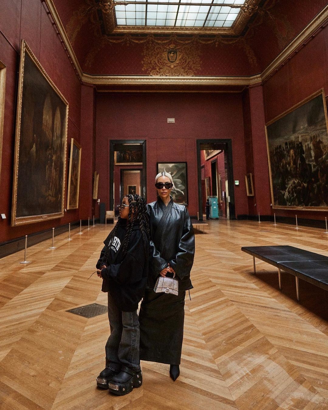 Kardashian fazem tour privativa pelo Louvre (Foto: Reprodução/Instagram )