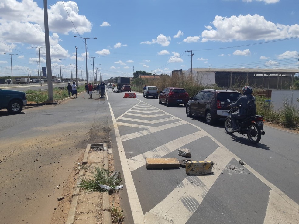 Vítima colidiu com estrutura de concreto, caiu na pista e foi atropelado por carreta em Teresina — Foto: Divulgação/PRF