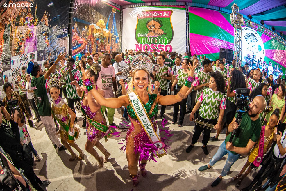 Renata Spallicci durante cerimônia de coroação como rainha da escola de samba Barroca Zona Sul — Foto: Emaieg/Divulgação