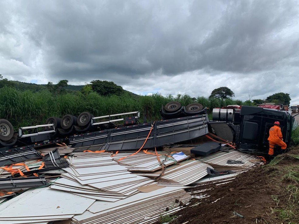 Caminhão transportava placas de madeira — Foto: Bombeiros/Divulgação