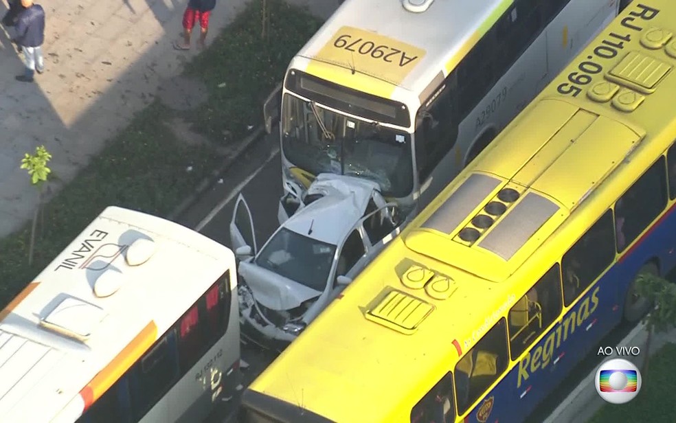Carro ficou destruído após acidente com três ônibus (Foto: Reprodução / TV Globo)