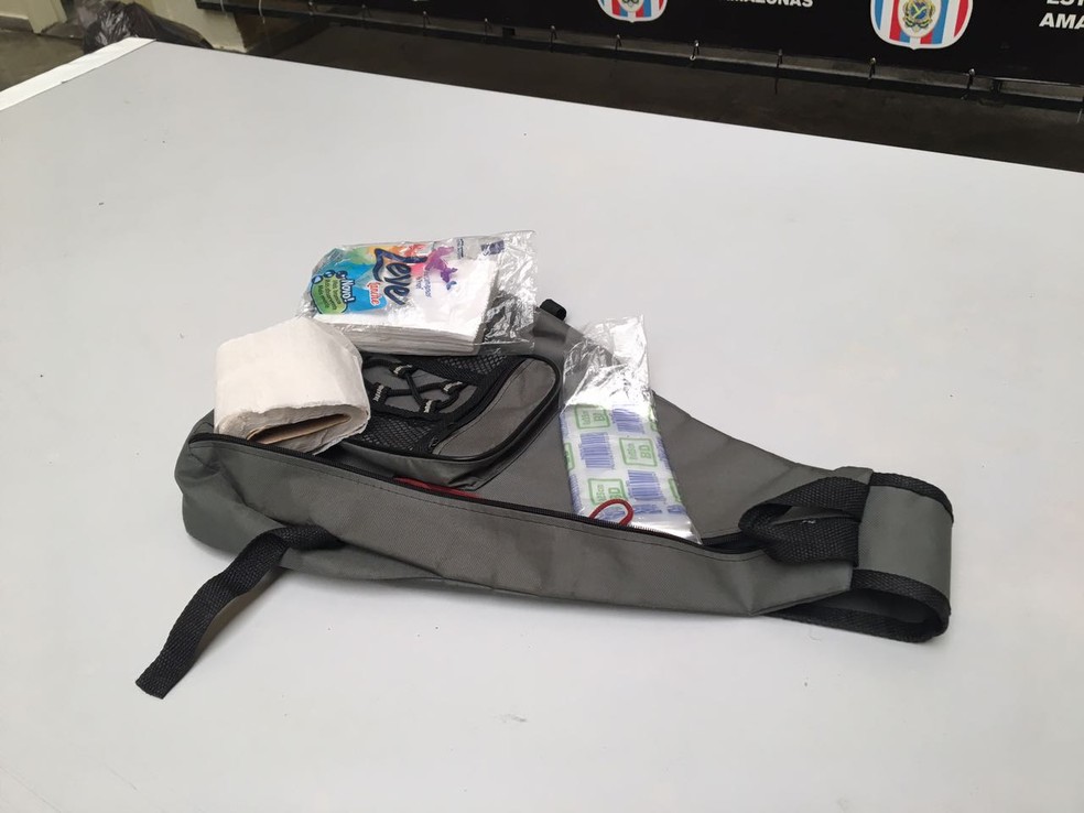 O suspeito carregava uma mochila com lenços e papel higiênico, o que pode caracterizar que o ato tenha sido premeditado (Foto: Indira Bessa/G1 AM)